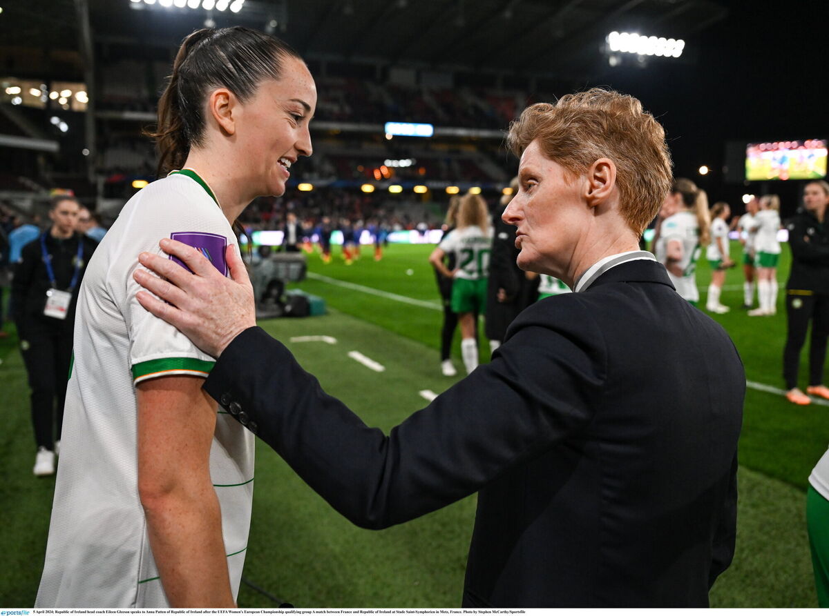  Republic of Ireland head coach Eileen Gleeson speaks to Anna Patten after the game with France. Photo by Stephen McCarthy/Sportsfile