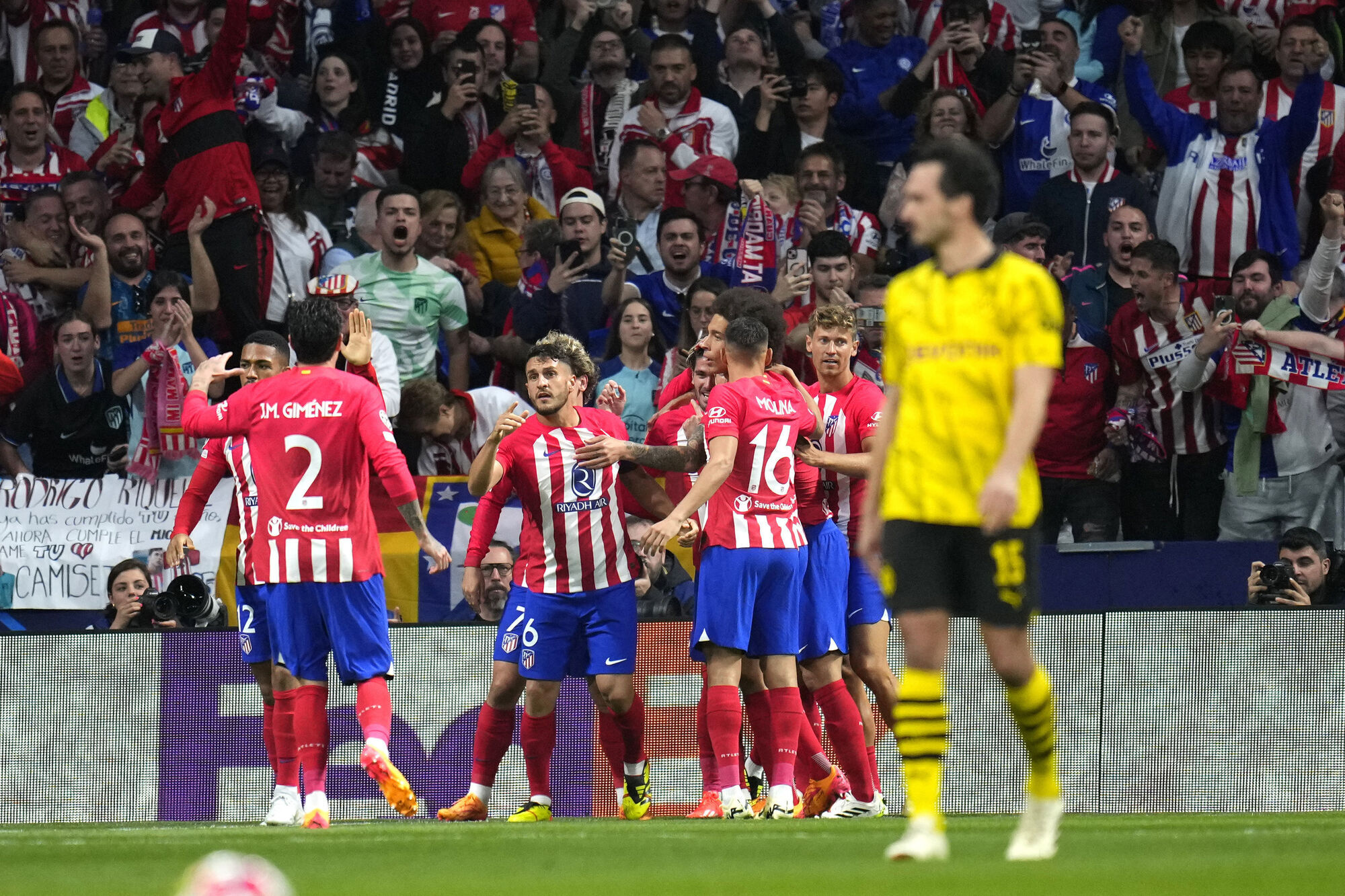 Atletico take one-goal advantage to Dortmund