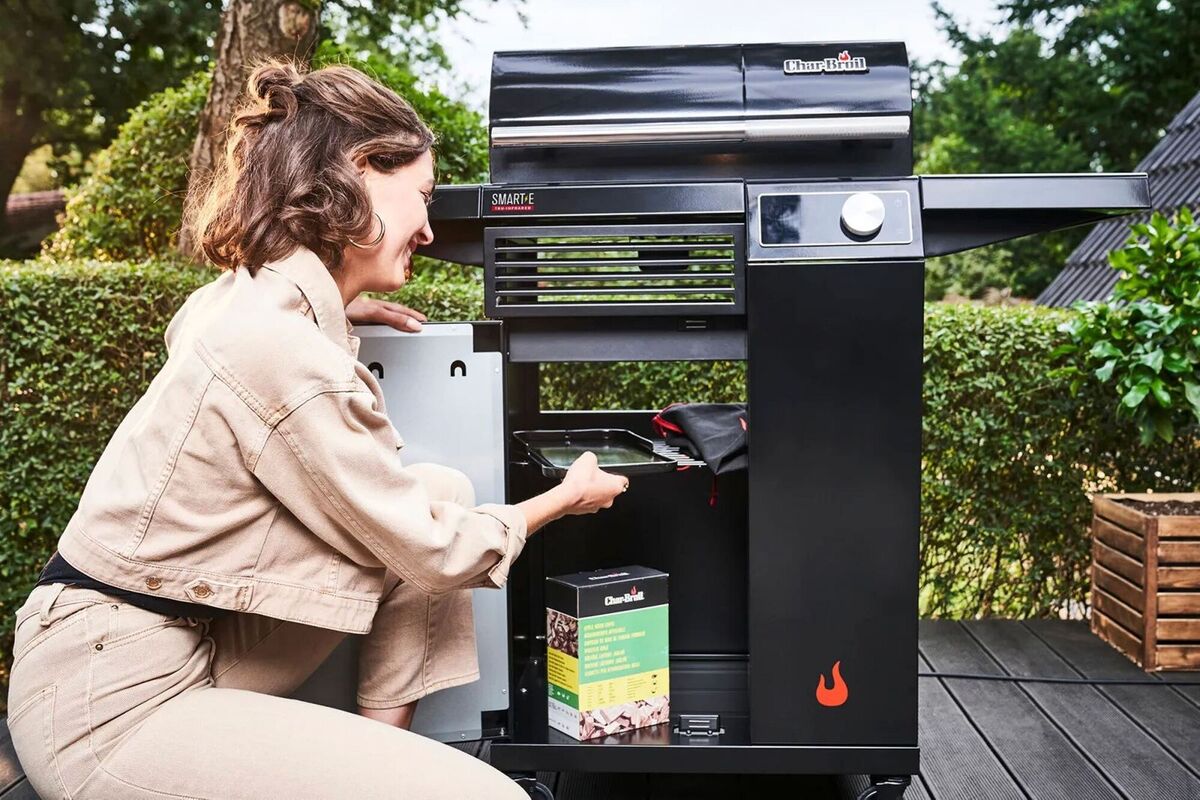 Electric grills are challenging the market. Adding curls of hardwood provides some of that smoky flavour but donĂt expect the caramelisation of charcoal cooking. Charbroil Smart-E, from €599, various suppliers Electric grills are challenging the market. Adding curls of hardwood provides some of that smoky flavour but donĂt expect the caramelisation of charcoal cooking. Charbroil Smart-E, from €599, various suppliers