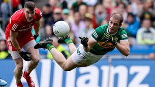 <p>EXPERIENCED CAMPAIGNER: Kerry's Stephen O'Brien makes a pass. Pic credit: Ben Brady, Inpho.</p>