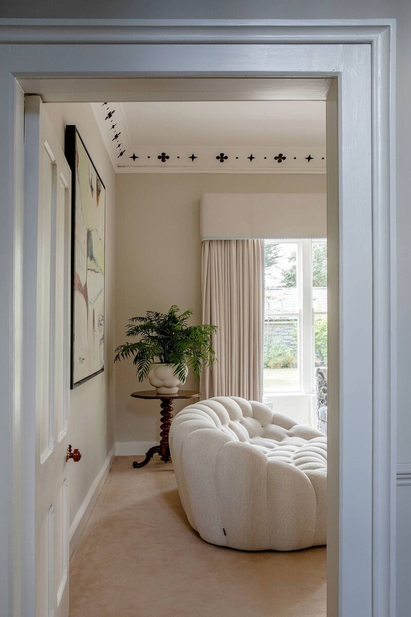 The homeowners used a blend of antique pieces and fresh colour and added texture with upholstery and wall coverings. 