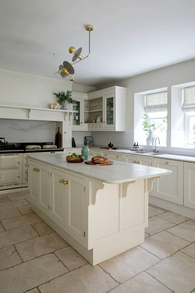 The kitchen already had a Shaker kitchen installed so theh countertop was upgraded from granite to quartzite. The kitchen cabinets were painted in Joas White.