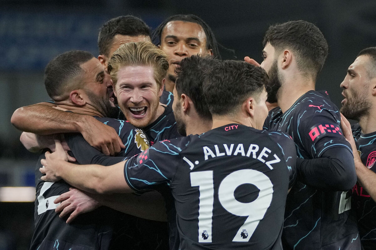 Manchester City's Kevin De Bruyne celebrates with teammates after scoring his side's opening goal. AP Photo/Kin Cheung.