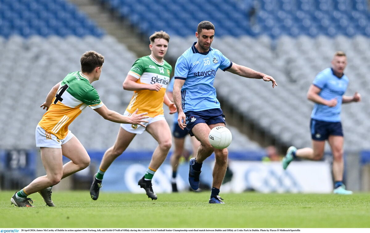 James McCarthy of Dublin in action against John Furlong, left, and Keith O'Neill of Offaly. Photo by Piaras Ó Mídheach/Sportsfile