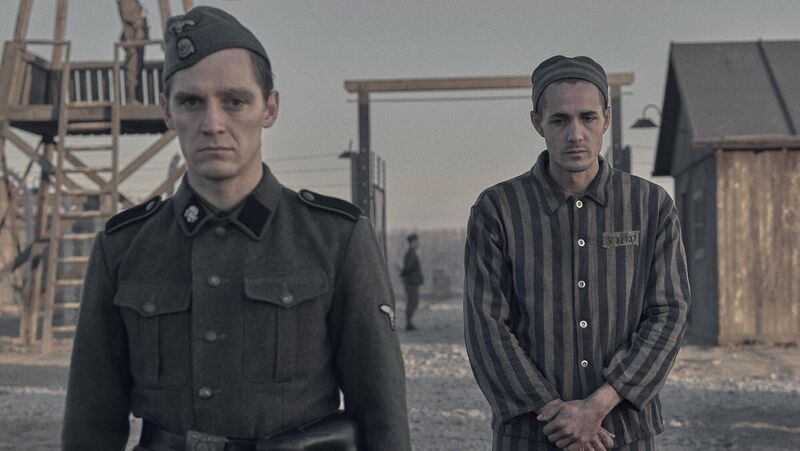Jonas Nay as Nazi Officer Stefan Baretzki and Jonah Hauer-King as Lali Sokolov in The Tattooist of Auschwitz
