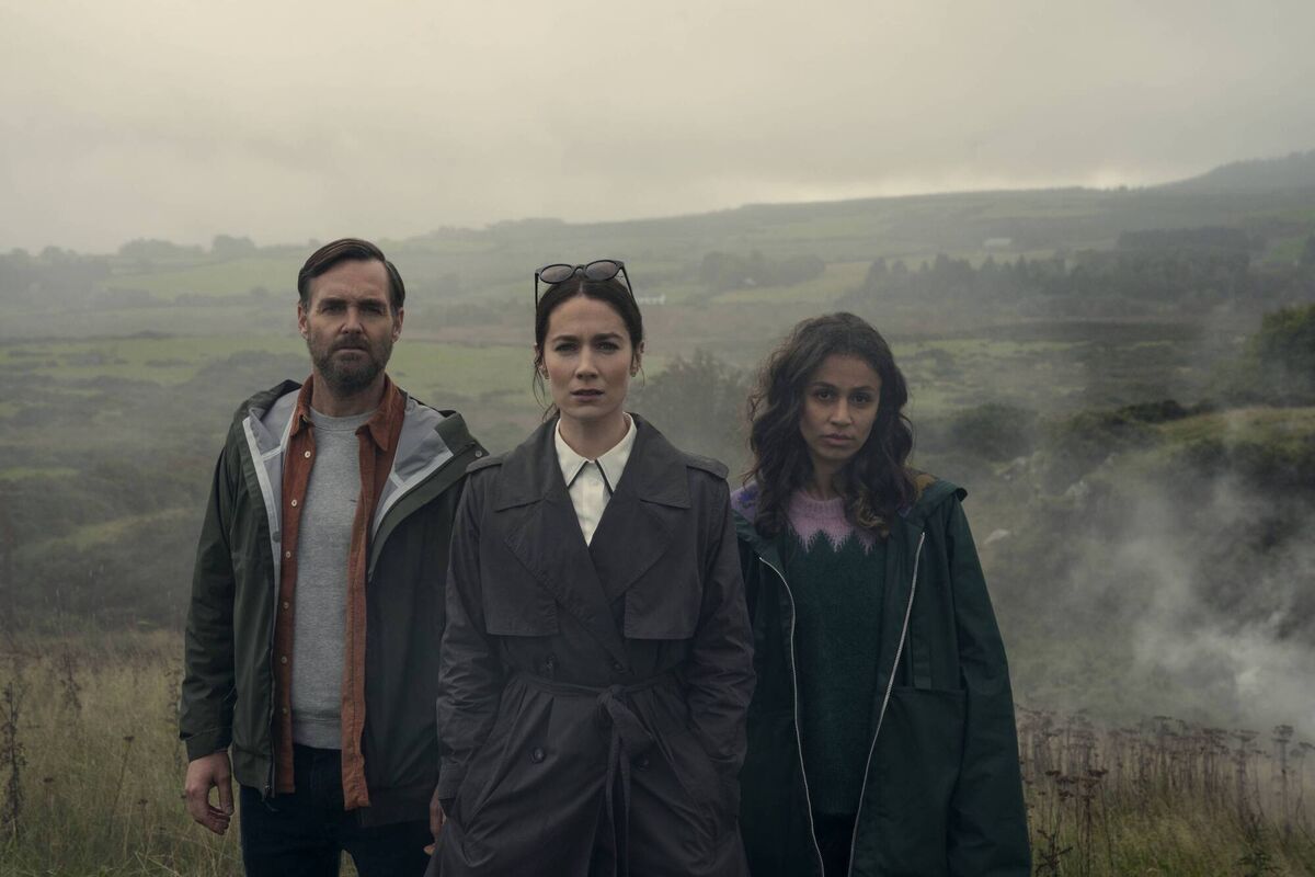 Will Forte as Gilbert Power, Siobhán Cullen as Dove, Robyn Cara as Emmy Sizergh in episode 102 of Bodkin