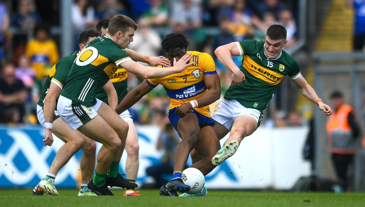Ikem Ugweru of Clare shoots to score his side's goal despite the efforts of Sean O'Shea of Kerry. Photo by John Sheridan/Sportsfile