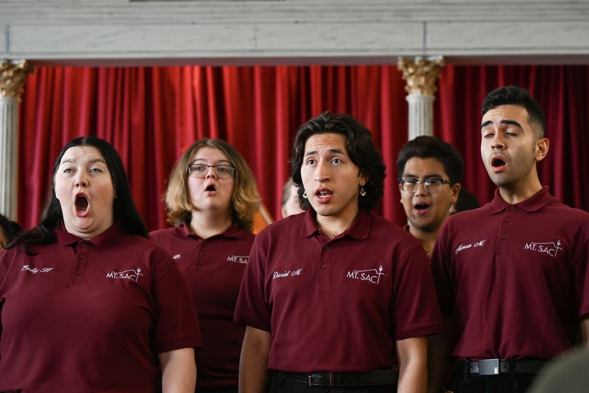 Singers from the Mt. San Antonio College Chamber Singers (USA) 