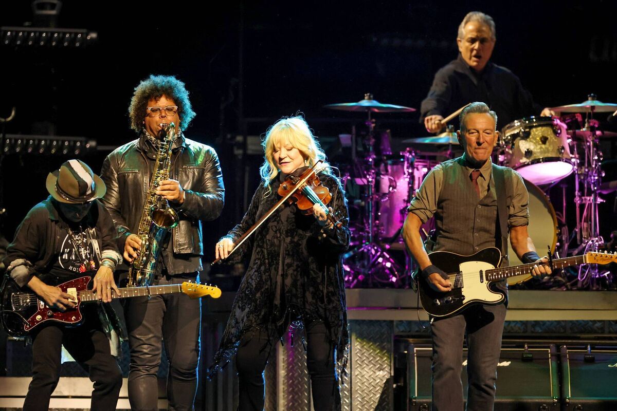 Bruce Springsteen on stage with Nils Lofgren, Jake Clemons, and Suki Lahav, (Photo by Amy Sussman/Getty Images)