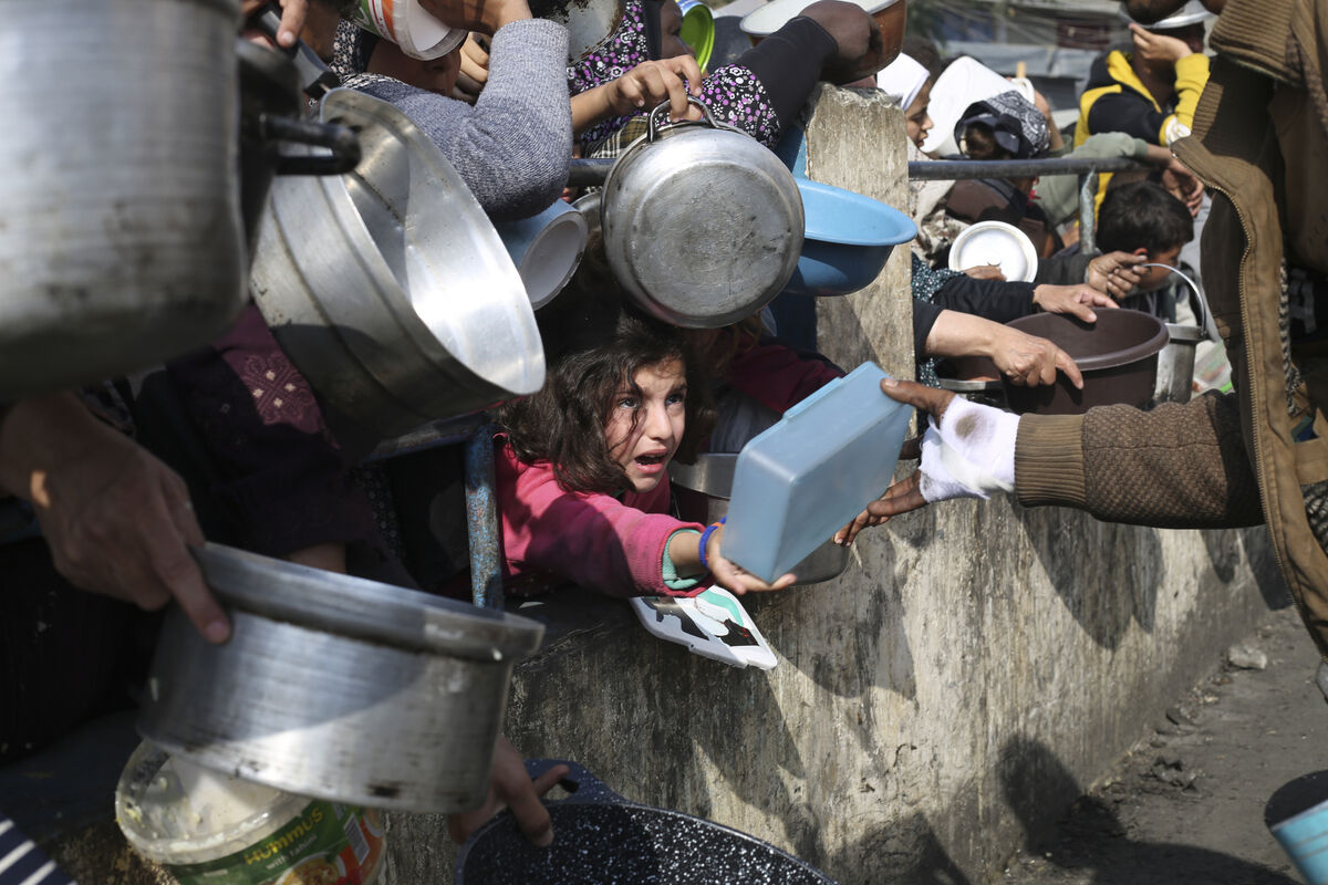 Palestinians line up for free food during the ongoing Israeli air and ground offensive on the Gaza Strip in Rafah (File picture: AP Photo/Hatem Ali)