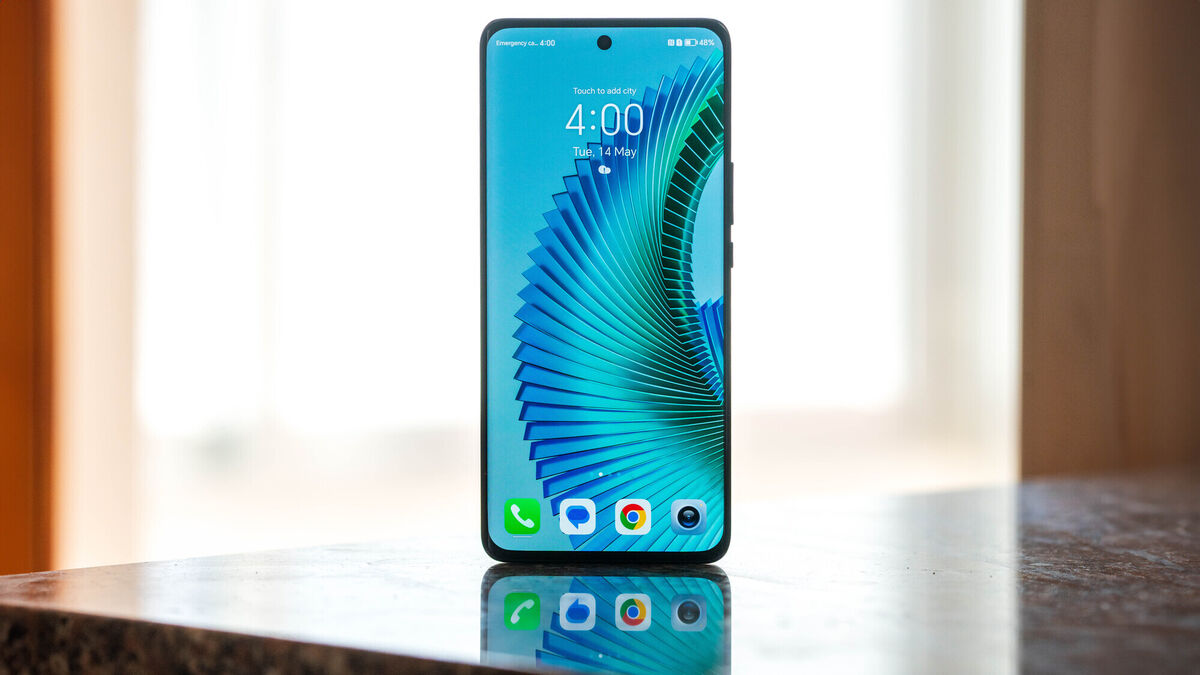 The Honor Magic 6 Lite sports a top-notch 6.78-inch OLED display. Picture: Noel Campion.