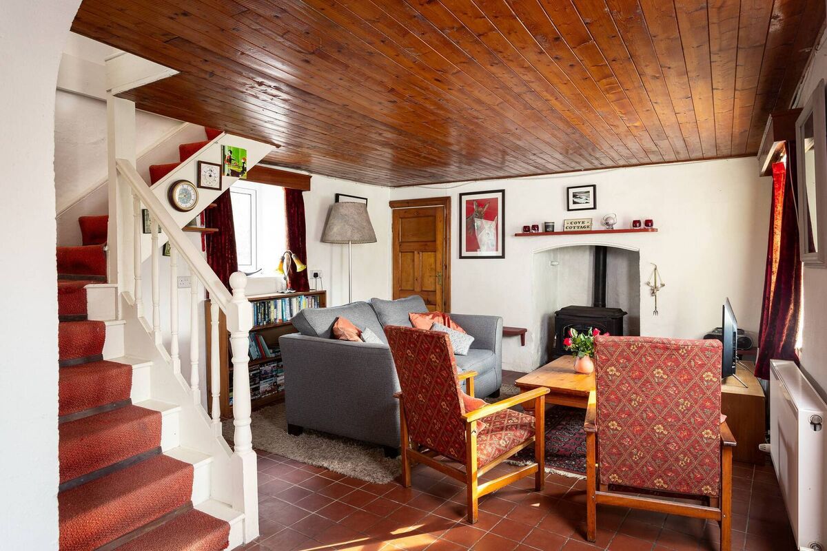 Asses roar: spot the painting of donkeys Dora Belle and Emily, left of the fireplace? Asses roar: spot the painting of donkeys Dora Belle and Emily, left of the fireplace?