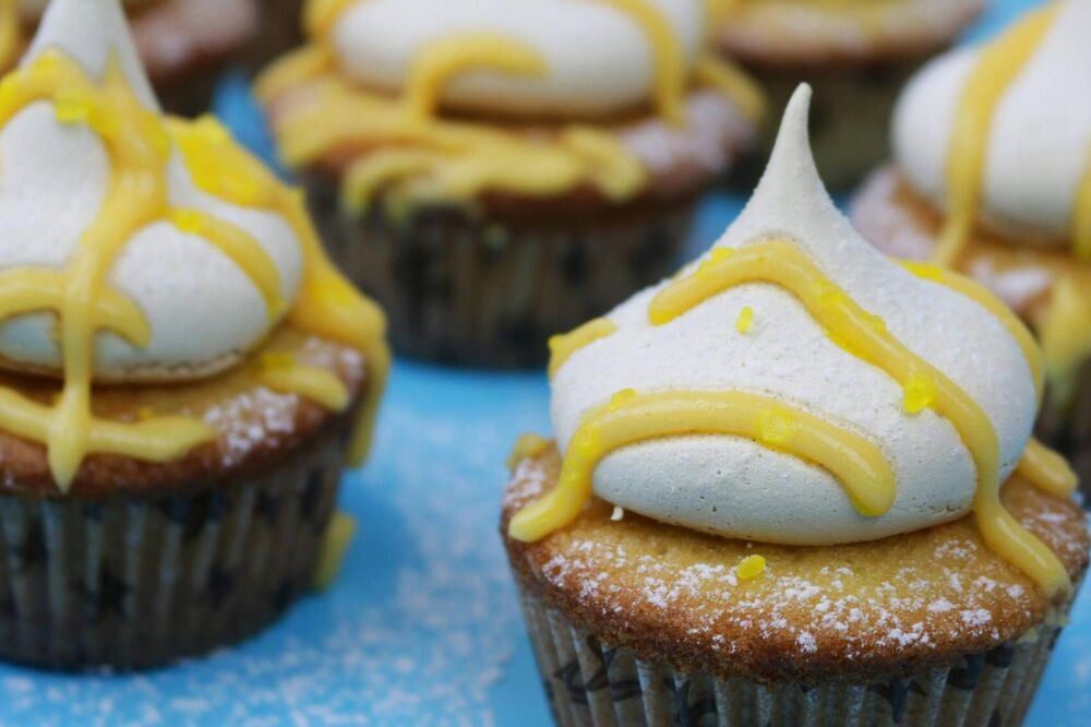 Lemon Curd Meringue Cupcakes