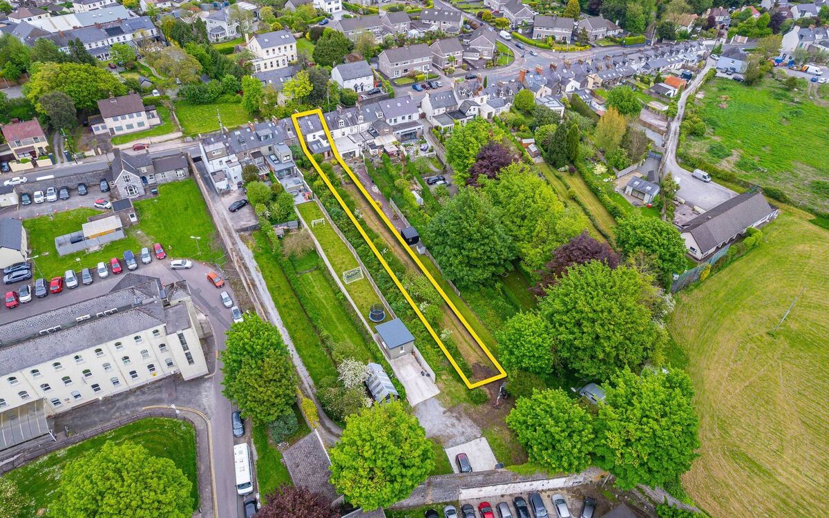 Does my rear look big in this? Back garden is about 200' long Does my rear look big in this? Back garden is about 200' long