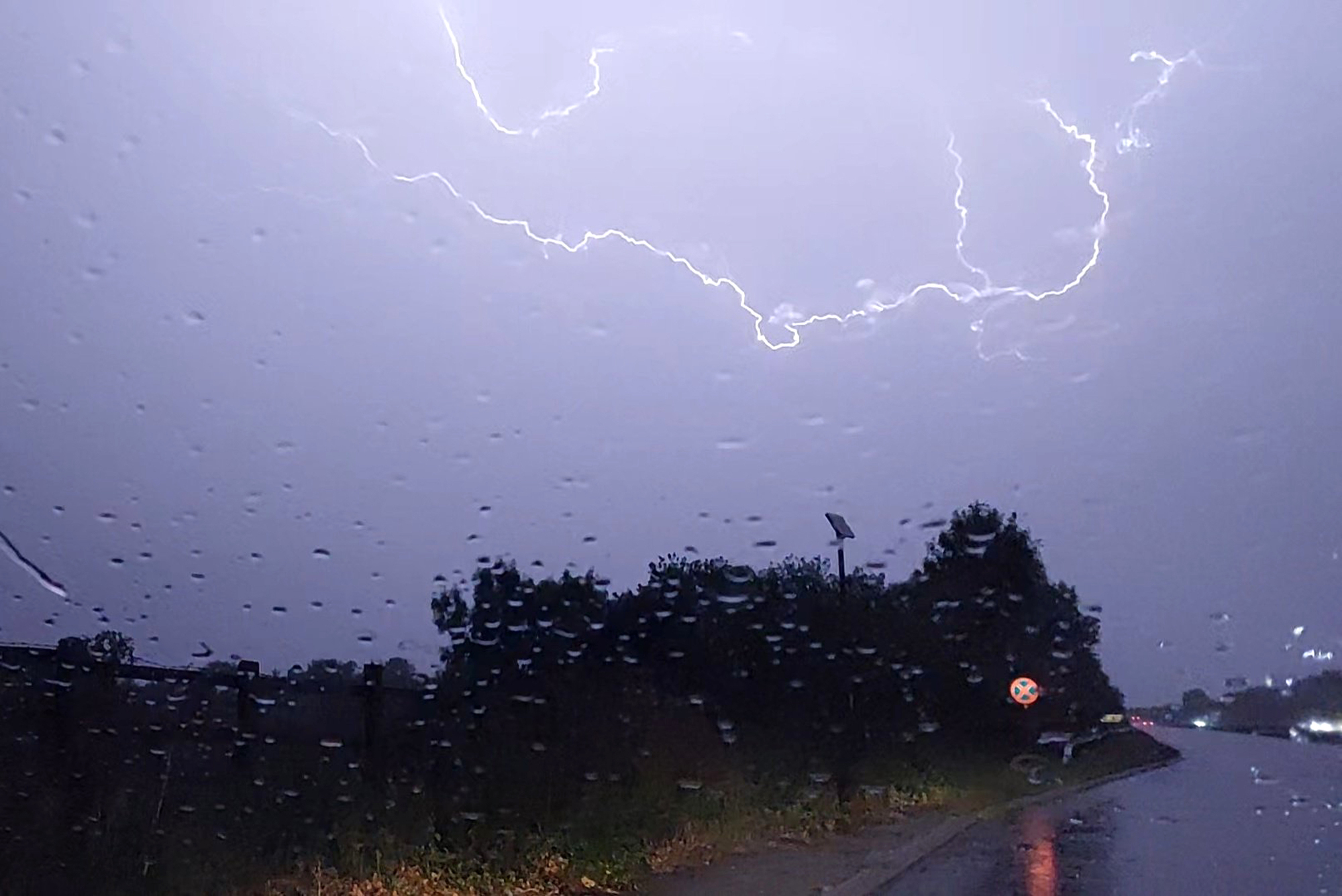 Thunderstorm warning in place for Cork, Waterford and three other counties