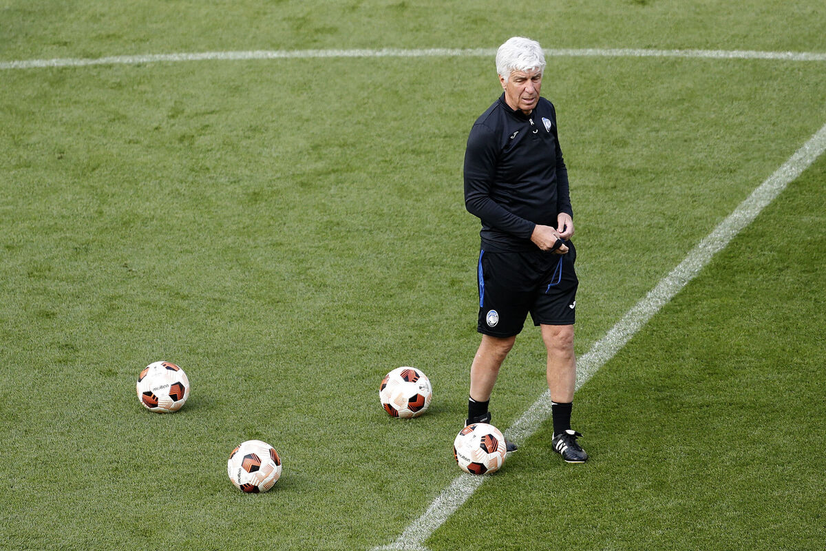 Atalanta's head coach Gian Piero Gasperini watches his team during a training session one day ahead of the Europa League Final. Pic credit: AP Photo/Peter Morrison.