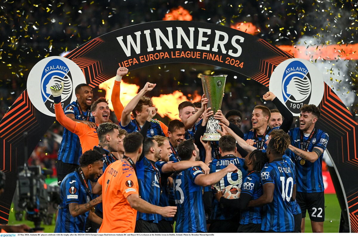 Atalanta BC players celebrate with the trophy after the 2023/24 UEFA Europa League final. Photo by Brendan Moran/Sportsfile