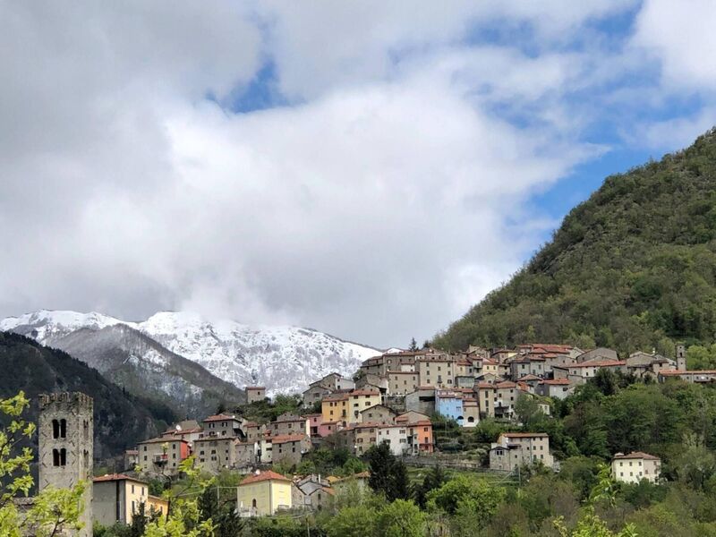 Une vue sur le village de montagne toscan de Vico Pancilorum depuis le flanc de la colline. Une vue sur le village de montagne toscan de Vico Pancilorum depuis le flanc de la colline.