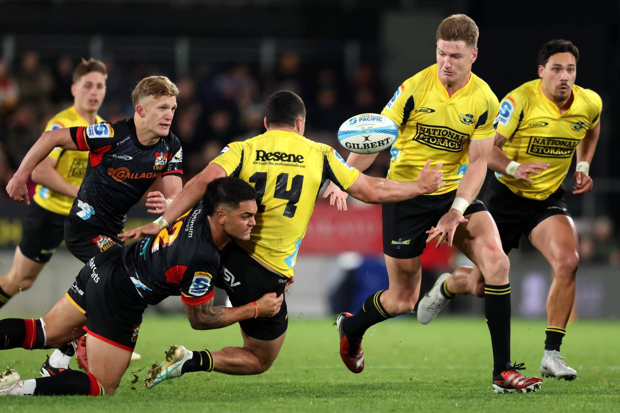 14-man Hurricanes beat Chiefs with late penalty in Super Rugby Pacific