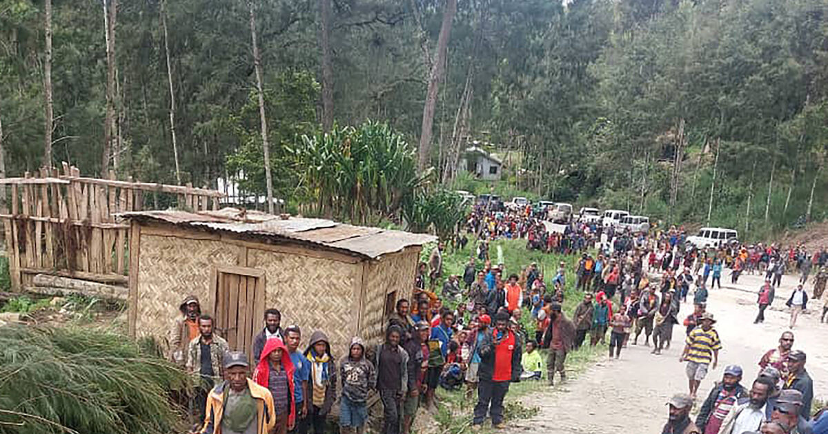 Emergency convoy takes aid to survivors of Papua New Guinea landslide
