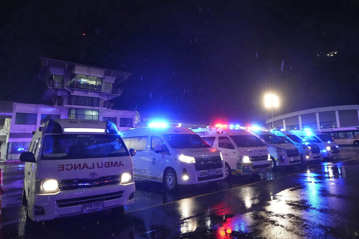 Ambulances at Suvarnabhumi International Airport, near Bangkok, Thailand, wait to carry passengers from the London-Singapore flight that encountered severe turbulence last week. Photo: AP/Sakchai Lalit Ambulances at Suvarnabhumi International Airport, near Bangkok, Thailand, wait to carry passengers from the London-Singapore flight that encountered severe turbulence last week. Photo: AP/Sakchai Lalit