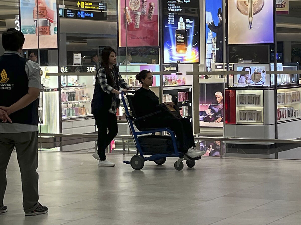 A passenger arrives from Bangkok at a Singapore airport last week. A relief plane flew into Singapore early Wednesday morning with most of the passengers who were on the flight that was battered by severe turbulence over the Indian Ocean. Photo: AP A passenger arrives from Bangkok at a Singapore airport last week. A relief plane flew into Singapore early Wednesday morning with most of the passengers who were on the flight that was battered by severe turbulence over the Indian Ocean. Photo: AP