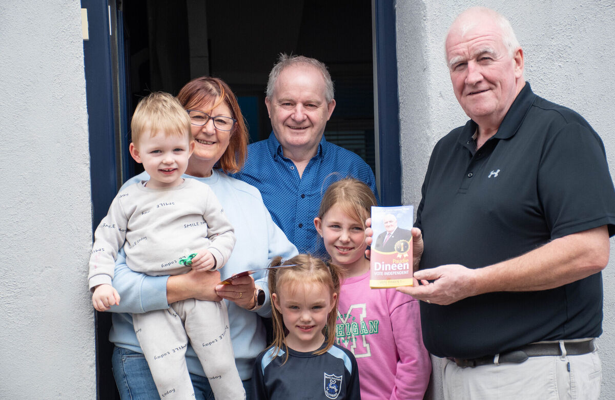 Independent candidate Paudie Dineen speaks with Tim, Katherine, Fiadh, Ryleigh, and Elijah Hewitt during one of his recent canvassing rounds. 	Picture: Howard Crowdy
                    
