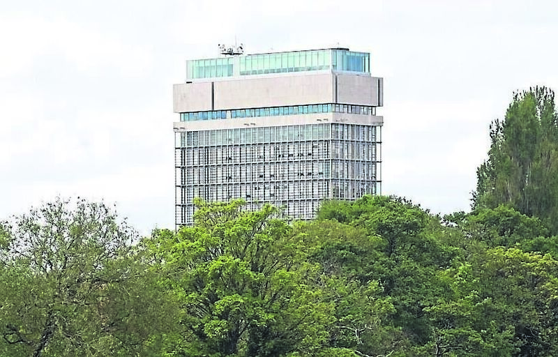 Tá ceannaras an Chomhairle Chontae in Áras an Chontae.