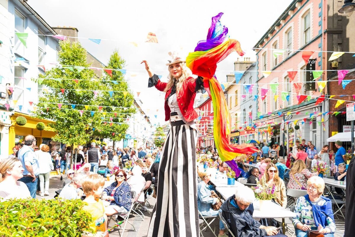 Stilt walkers, magicians and jugglers are among the entertainers set to wow diners during their al-fresco experience.