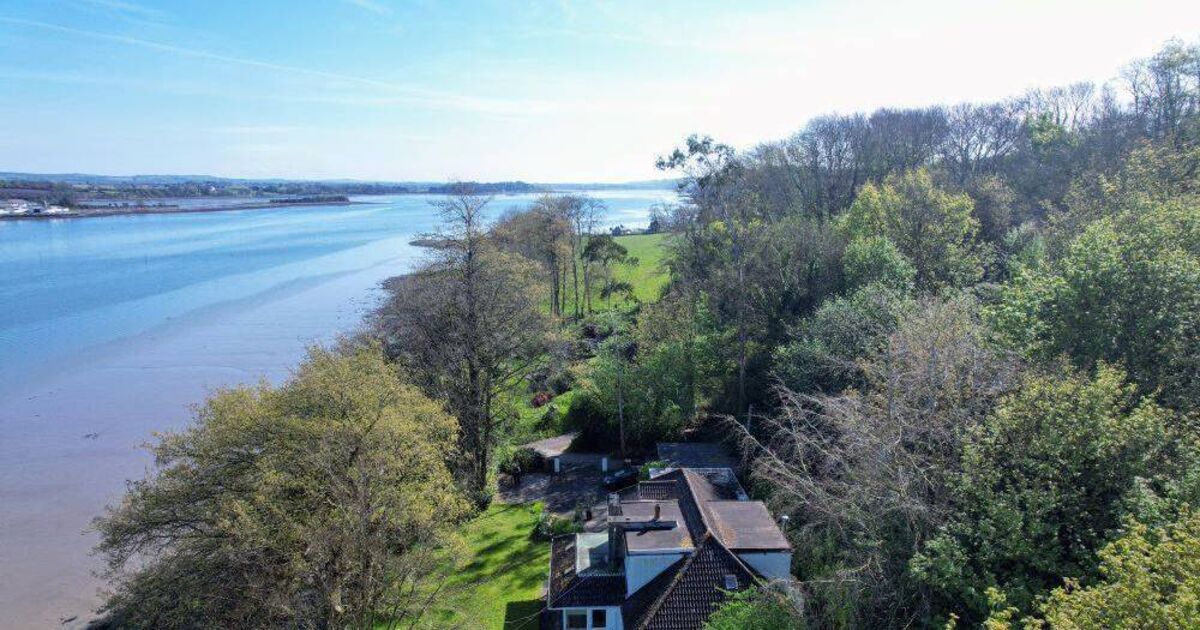 デルの美しい景色を望む 675,000 ユーロのコーブ水辺の住宅