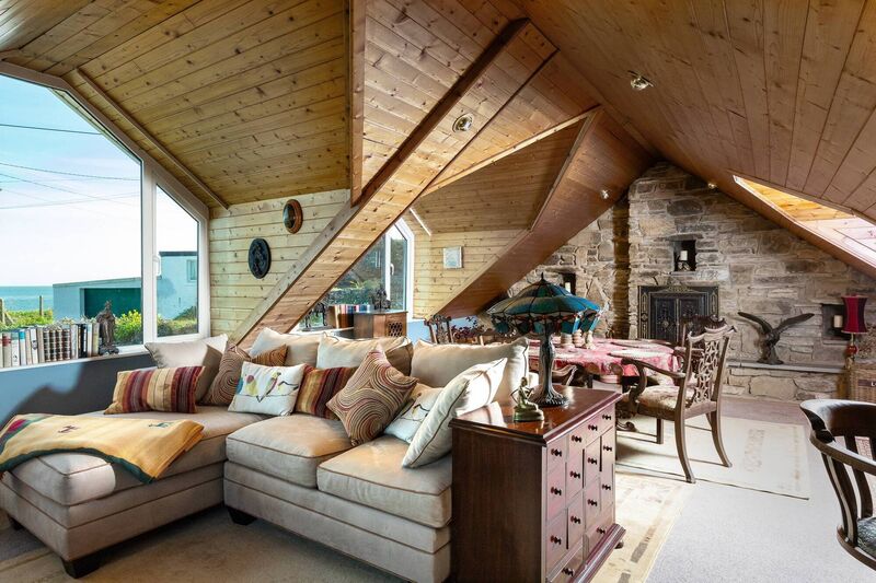 Living area with big peepers Living area with big peepers