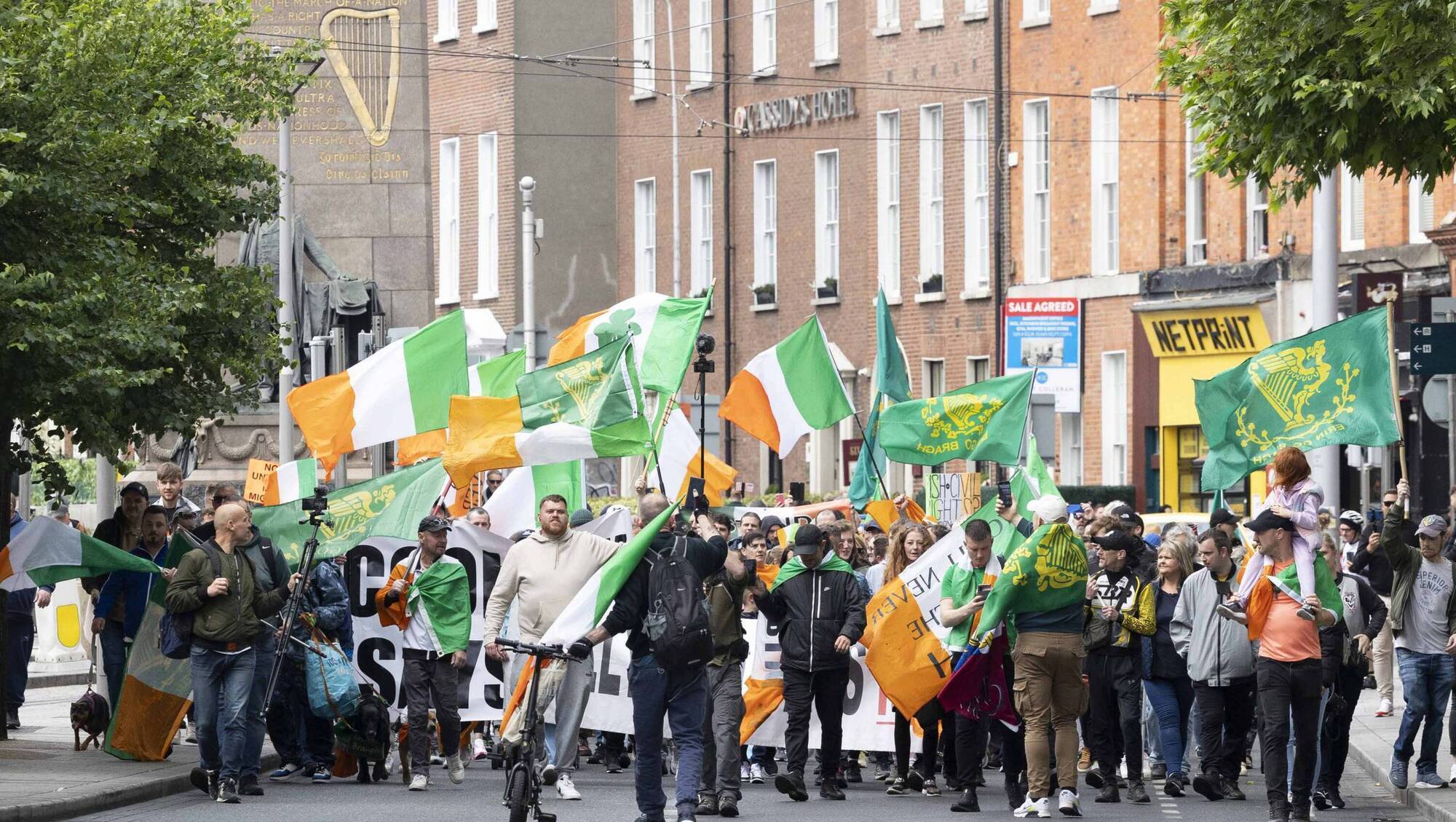 Young girl leads anti-migrant chants as protest makes its way through Dublin