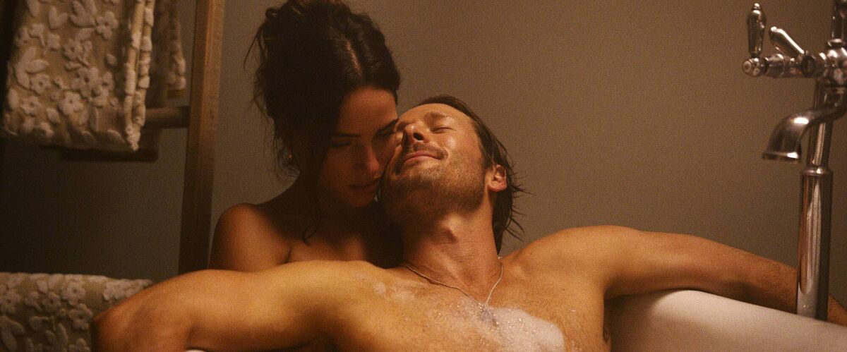 Glen Powell and Adria Arjona in Hit Man.
