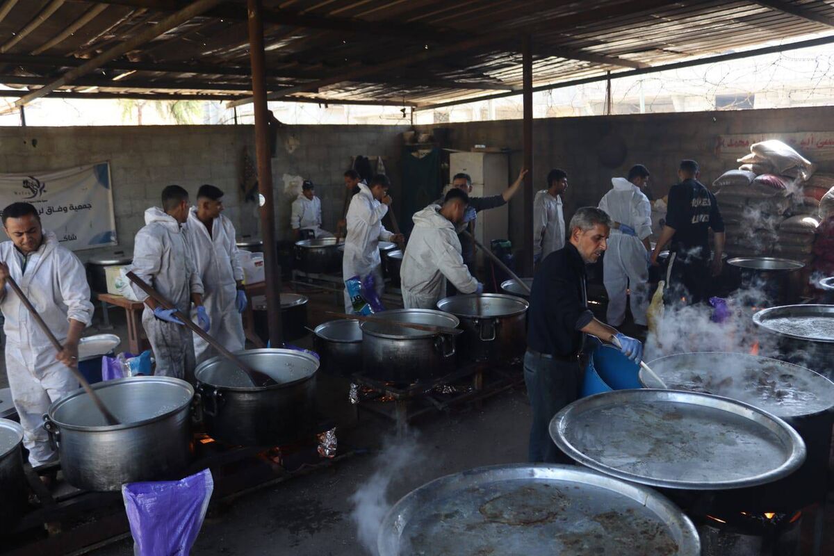 ActionAid's partner WEFAQ distributing hot food and fresh fruit and vegetables in Rafa. Photo: ActionAid