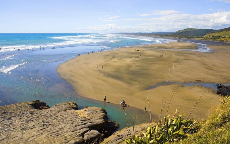 Muriwai Beach worldbeachguide.com Muriwai Beach worldbeachguide.com