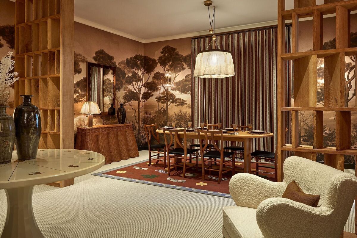  Suzy Hoodless's dining and living space focuses on warm creams and terracottas.