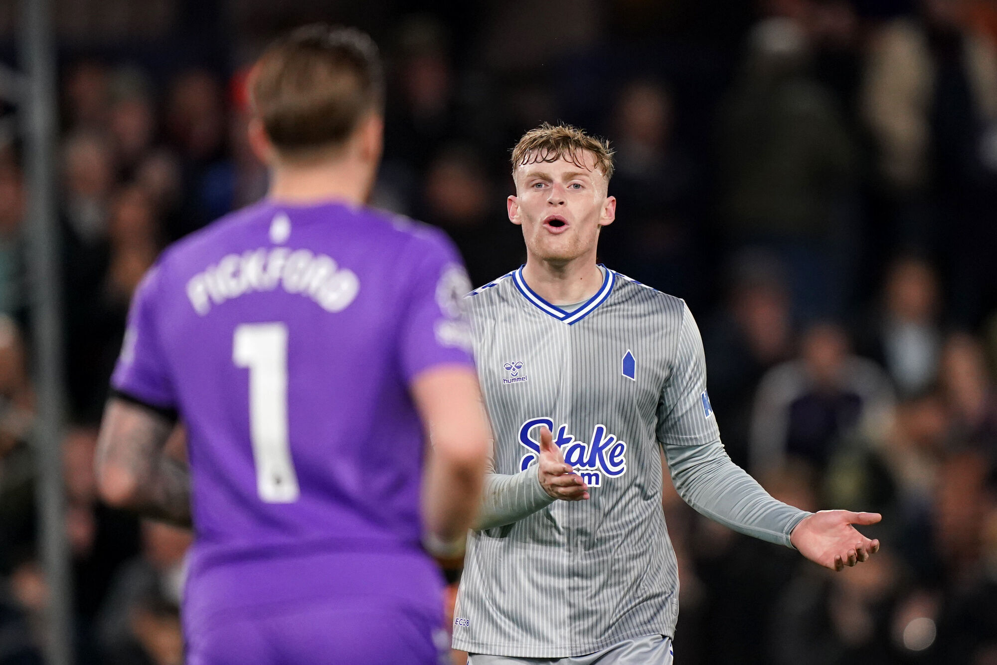 Manchester United make initial £45m offer for Everton’s Jarrad Branthwaite