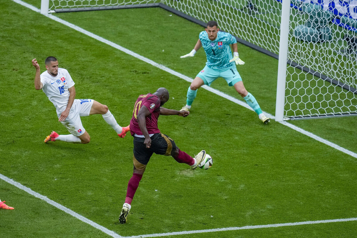 Belgium's Romelu Lukaku challenges Slovakia's goalkeeper Martin Dubravka. AP Photo/Themba Hadebe. Belgium's Romelu Lukaku challenges Slovakia's goalkeeper Martin Dubravka. AP Photo/Themba Hadebe.