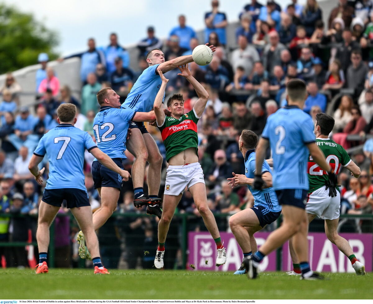 Brian Fenton of Dublin in action against Rory Brickenden of Mayo. Photo by Daire Brennan/Sportsfile