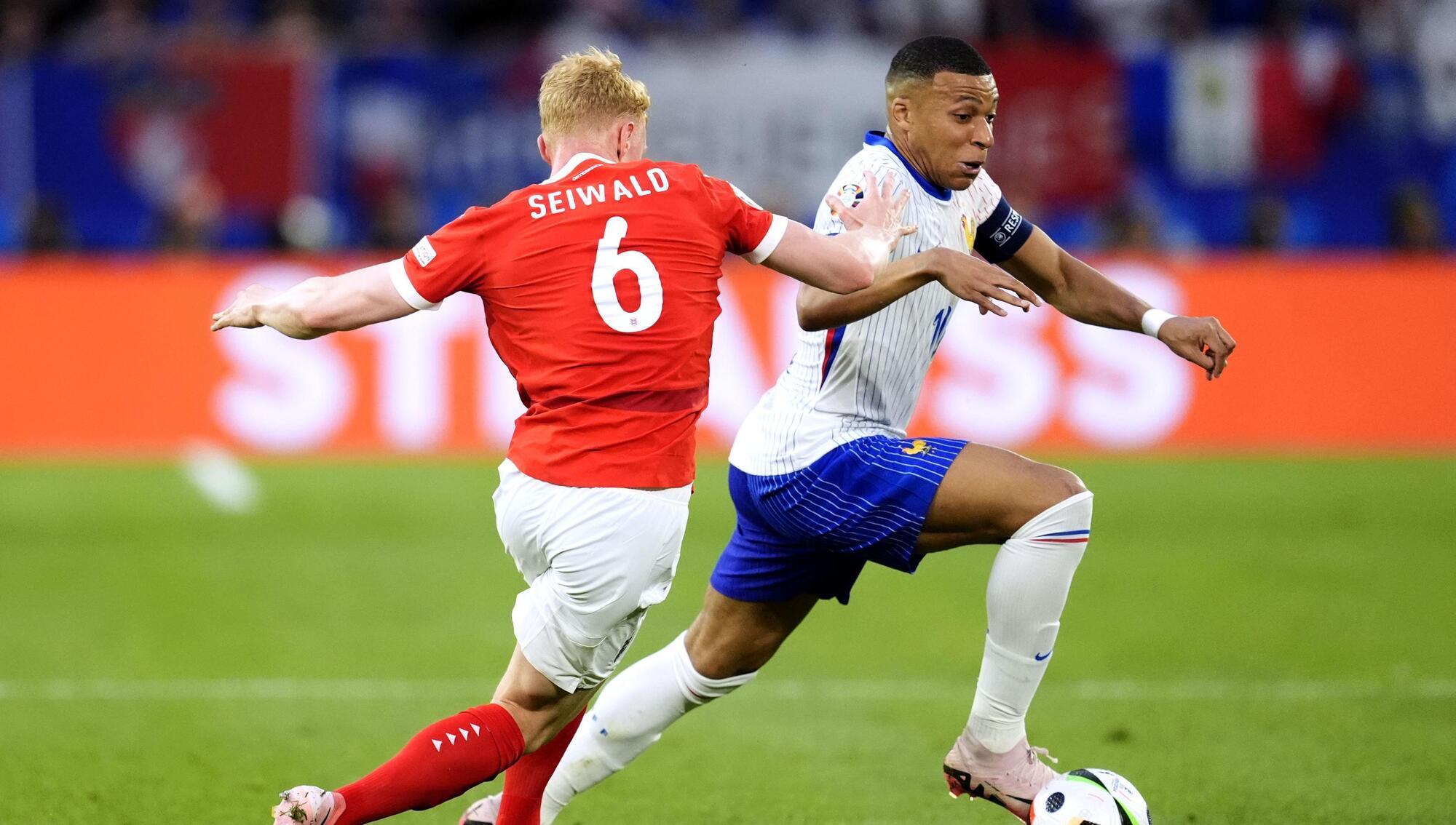 Kylian Mbappé tames the right wing to address France’s problems