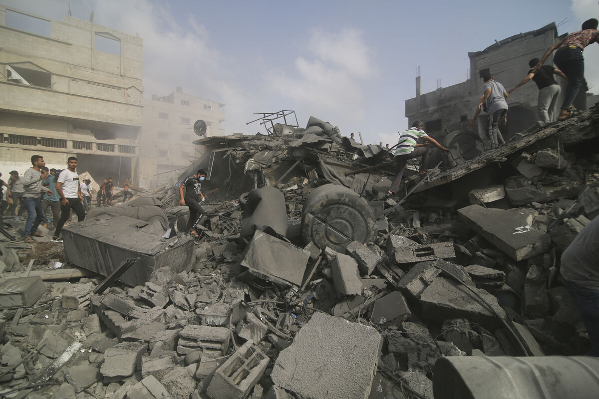  Sunday, Oct. 22, 2023: Palestinians searching the rubble for survivors in buildings destroyed that weekend in the Israeli bombardment of Rafah in the Gaza Strip. Picture: Hatem Ali/AP
