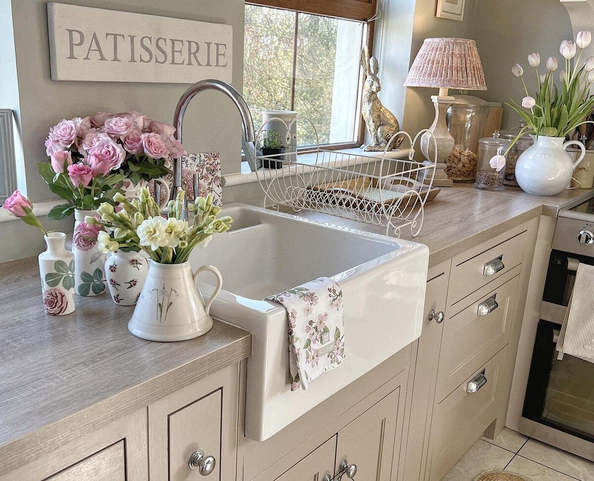  Fresh flowers in vases offer a burst of colour, texture and natural beauty.