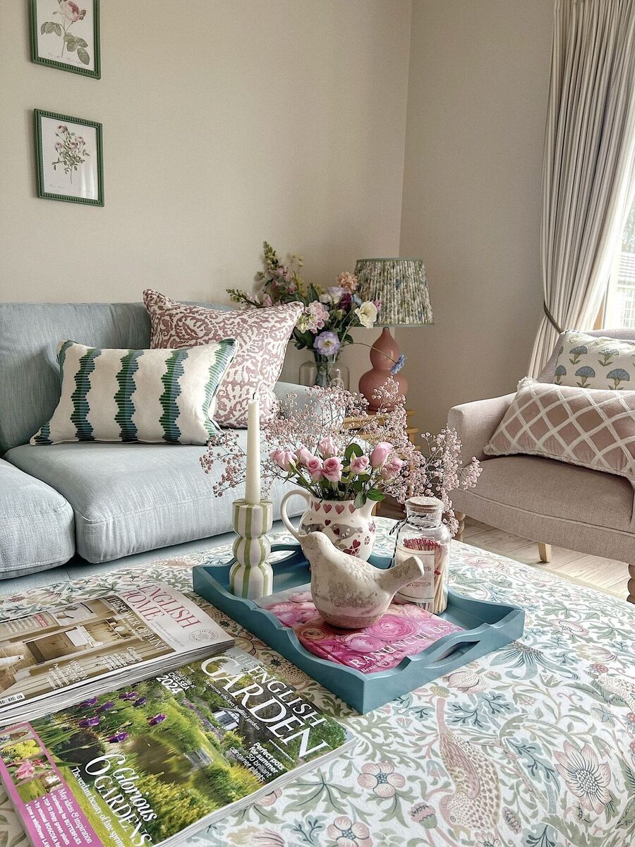  Jessica Cunningham loves to gather objects together on a tray displayed on her ottoman.