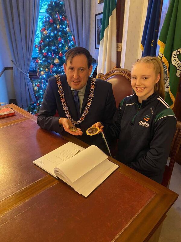World MMA champion in the 14-15 age category, Katie Power, shows Lord Mayor Kieran McCarthy her medal.