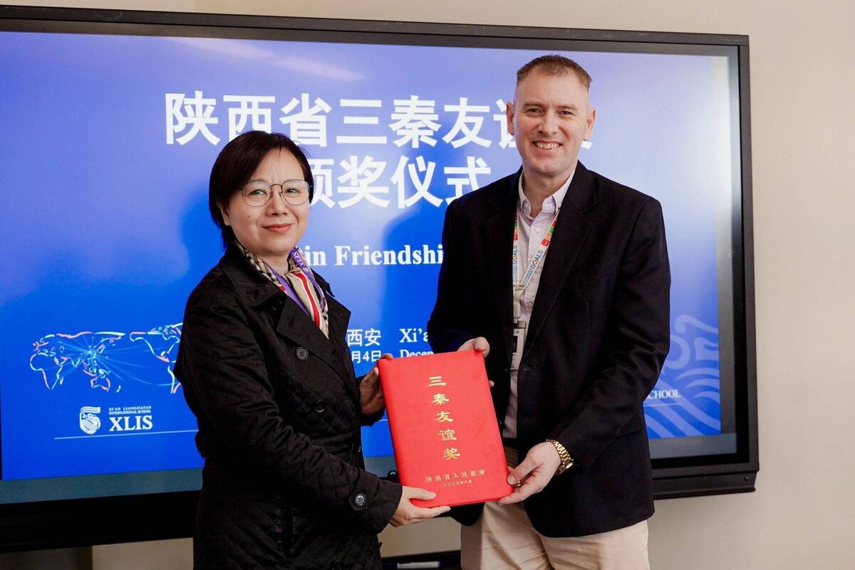 Brian Lalor, deputy head of school at Xi’an Liangjiatan International School (XLIS), receives the Sanqin Friendship Award from The Shaanxi Provincial People’s Government, presented by Ms Lan Zhuangli, former Deputy Director General of Department of Science and Technology of Shaanxi Province. Brian Lalor, deputy head of school at Xi’an Liangjiatan International School (XLIS), receives the Sanqin Friendship Award from The Shaanxi Provincial People’s Government, presented by Ms Lan Zhuangli, former Deputy Director General of Department of Science and Technology of Shaanxi Province.