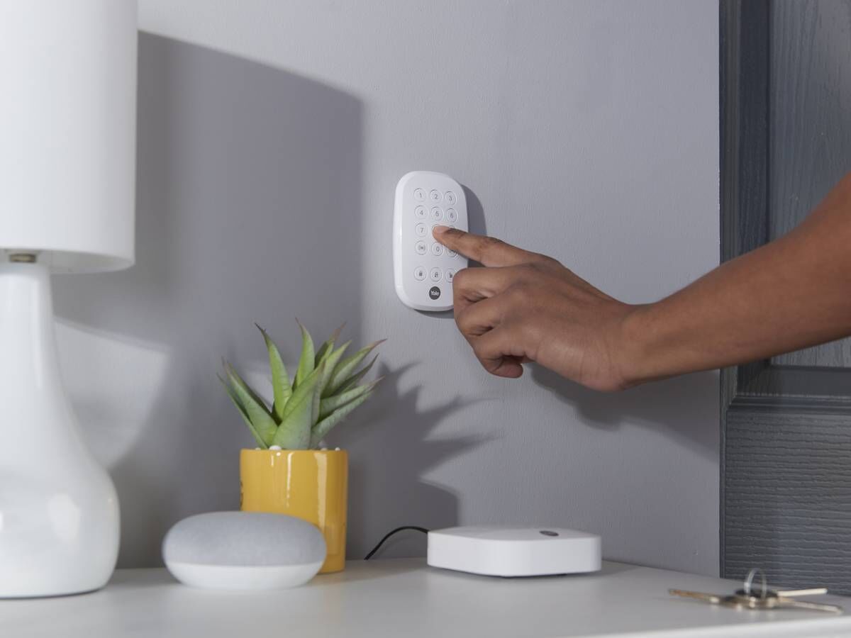 The Yale IA-320 Sync Smart Home Family wifi alarm kit. Add up to 40 elements including smart locks and cameras, from €299.