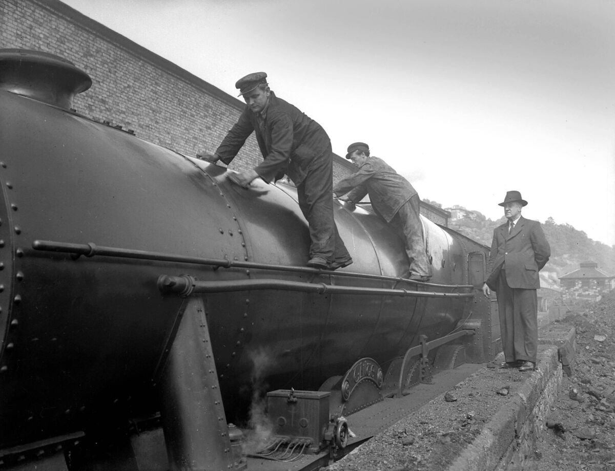 Transport workers cleaning the steam engines at Lower Glanmire Road (Kent) railway station, 1953 Transport workers cleaning the steam engines at Lower Glanmire Road (Kent) railway station, 1953