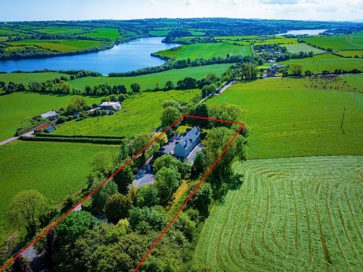 Cronody is near Dripsey and Coachford, by the Inniscarra lake/reservoir Cronody is near Dripsey and Coachford, by the Inniscarra lake/reservoir