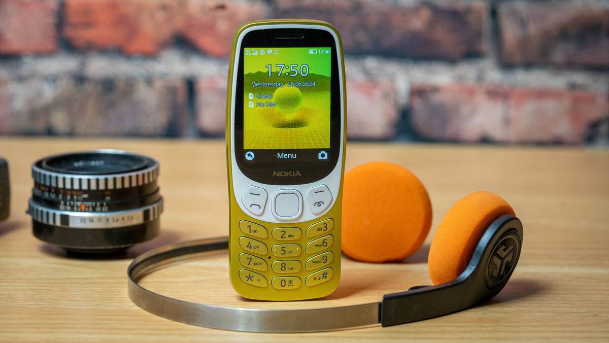 The new Nokia 3210 sports a 2.4-inch colour display. Picture: Noel Campion.