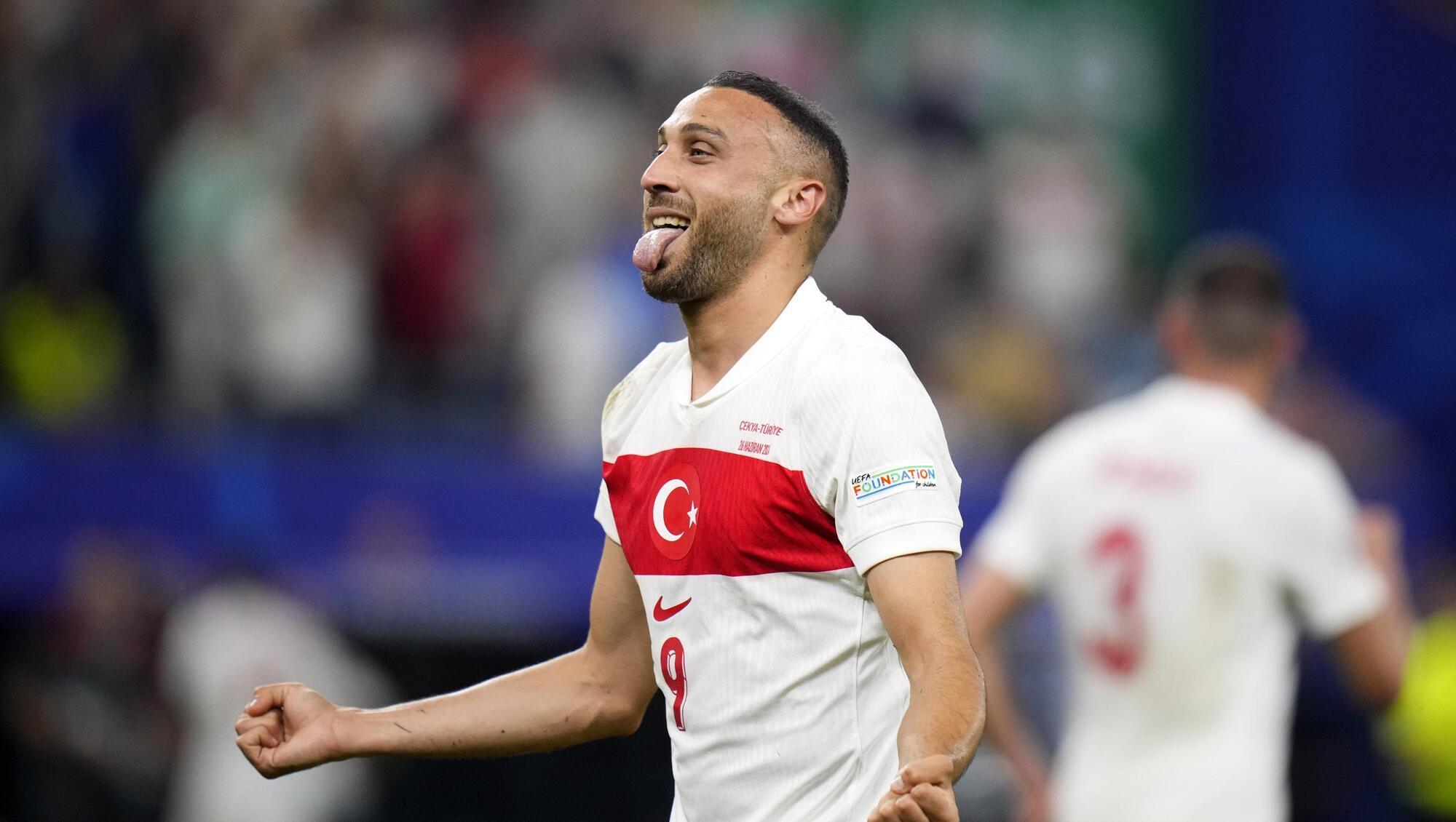 Cenk Tosun winner makes sure of Turkey's qualifiction against 10-man Czechs